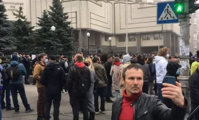 Святослав Вакарчук пришел сделать селфи под здание Конституционного Суда