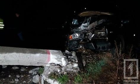 Ночью в Кривом Роге произошло три ДТП, машины на своем пути сносили электроопоры