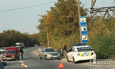 В Кривом Роге на Объездной не разминулись "ВАЗ" и такси "Daewoo"