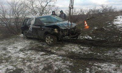 Из-за скользкой дороги автомобиль слетел с дороги