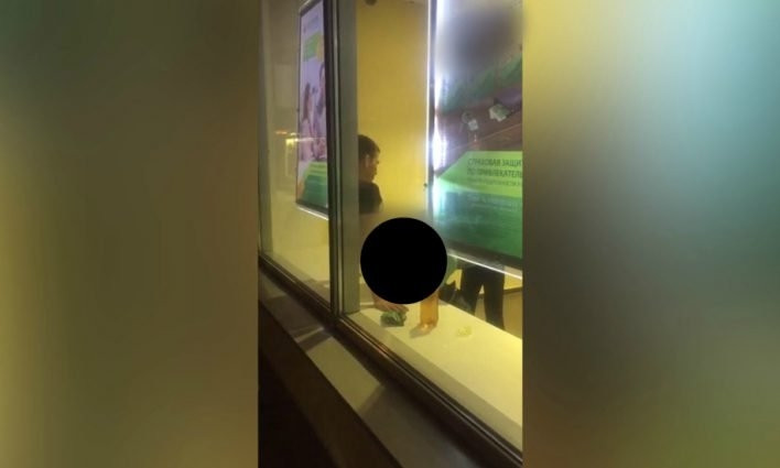 Неадекватна пара занялась інтимом прямо в відділенні банку на очах у людей