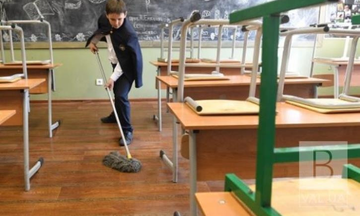 Украинских школьников больше не смогут привлекать к уборке классов