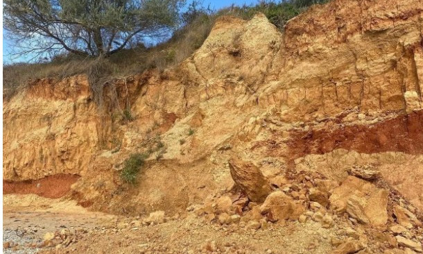 На пляже в Севастополе обвалилось 20 тонн грунта: засыпало двоих людей (ФОТО, ВИДЕО)