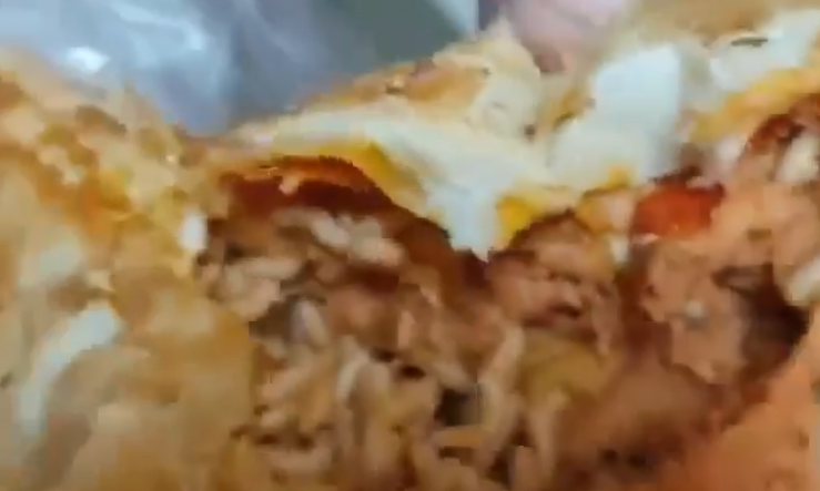 На популярном херсонском курорте продают пирожки с "начинкой" из опарышей (ВИДЕО 18+)