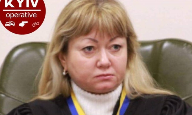 В Киеве привлекли к ответственности судью Майдана, которая, находясь за рулем под воздействием горячительного, сбила столб и скрылась