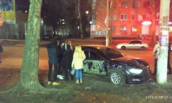 Херсонцам не дали свершить самосуд: полуголый пьяный водитель иномарки едва не угробил людей на остановке