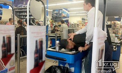 "Лицом в пол": в супермаркете Кривого Рога на краже поймали буйного покупателя