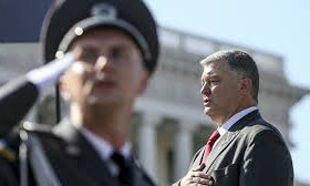 Под речь Порошенко упал в обморок очередной солдат на параде