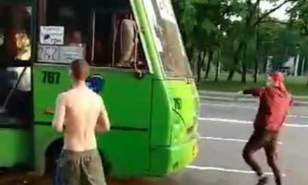 Пьяных юнцов высадили из маршрутки. В отместку они принялись крушить автобус (ВИДЕО 18+)