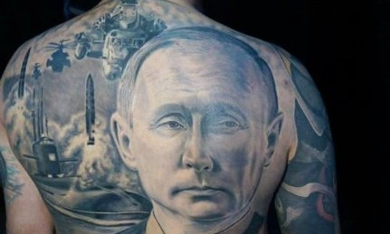«Путін головного мозку»: в Мережі обговорюють тату росіянина на всю спину