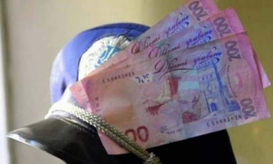 Инспектору полиции выписали штраф за вымогательство взятки