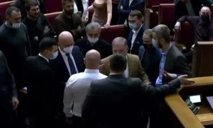 Депутаты от «ОПЗЖ» устроили потасовку у трибуны Верховной Рады