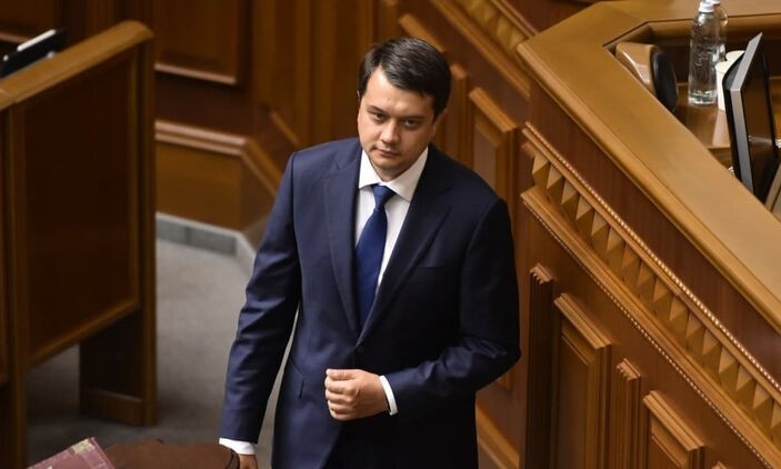 Спикер Разумков решил заступиться за нардепа Клочко, чья мама купила недвижимости и авто на 14,5 миллиона гривен (ВИДЕО)