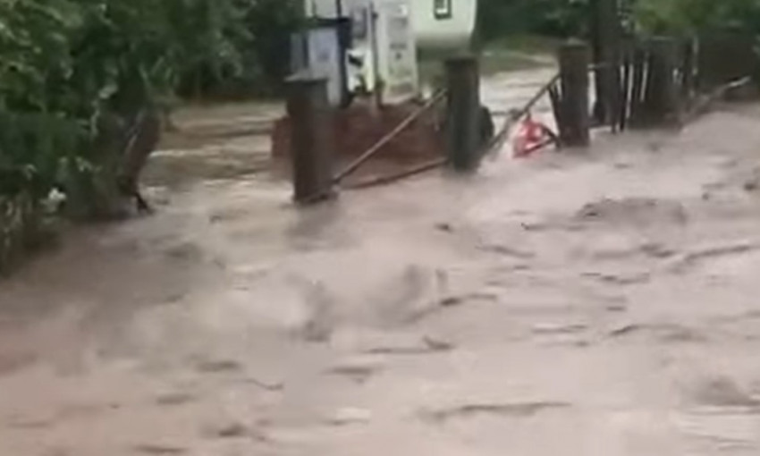 На Буковине стихийное бедствие: паводок затопил населенные пункты (ВИДЕО)