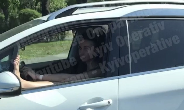 Столичная автоледи показала всей дороге свои ножки (ВИДЕО)