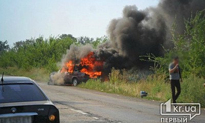 В Кривом Роге сгорел автомобиль полиции
