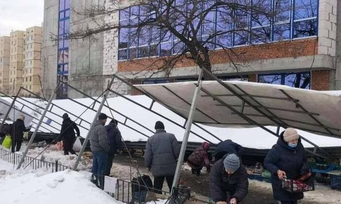 В Киеве железный навес рухнул прямо на людей (ФОТО)