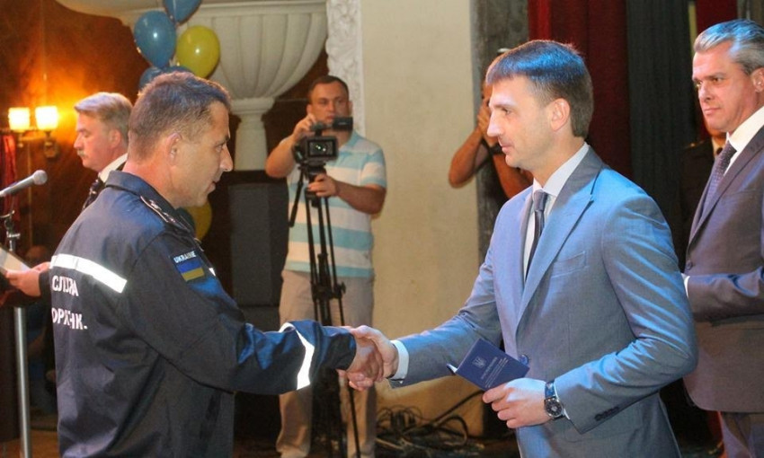 На Днепропетровщине спасателей поздравили специальными наградами