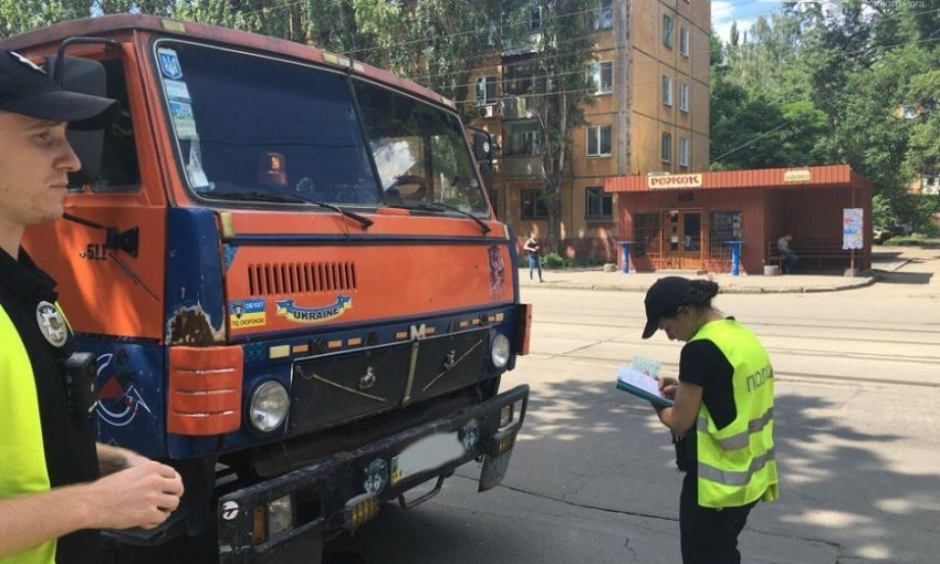 Водителя бетономешалки задержали за нарушение возле отделения полиции