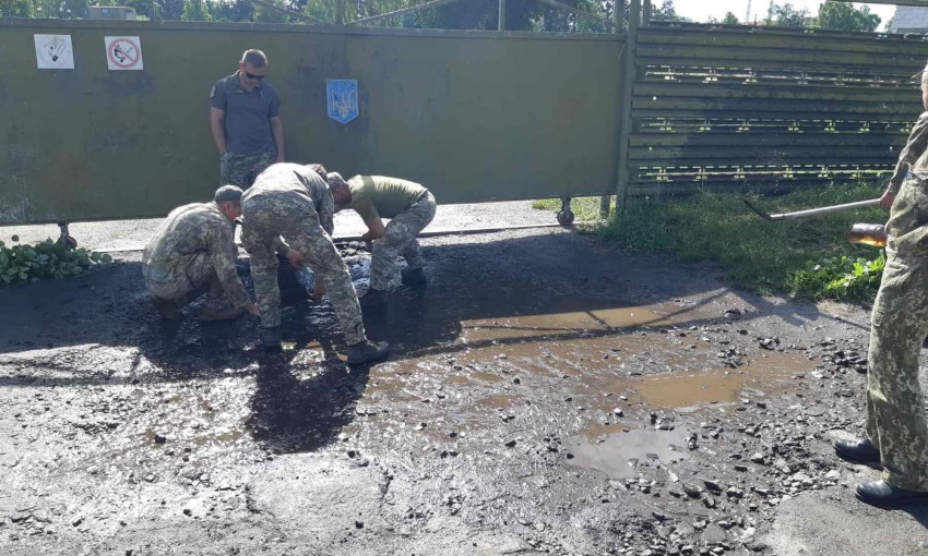 В военной части Луцка встречали Зеленского: черпали воду из луж вениками из листвы и черпаками из бутылок (ФОТО, ВИДЕО)