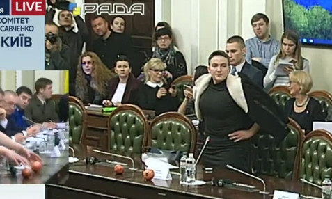 Савченко принесла на комітет «смертельні гранати» і виклала їх на стіл: відео