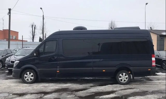 В Киеве решили продать бронированный микроавтобус Геннадия Кернеса (ФОТО)