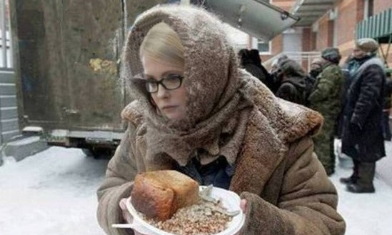 Села серая мышка под церковью