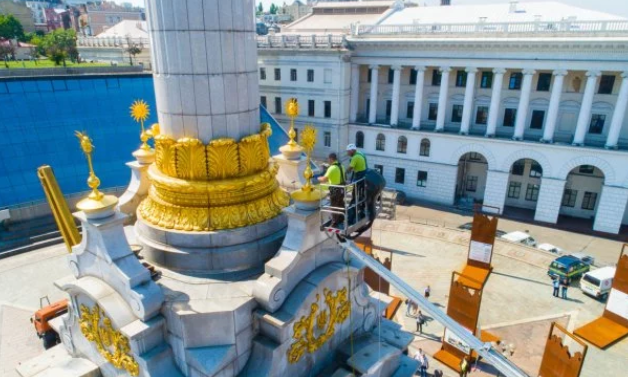 На Майдане впервые за много лет чистят Стелу Независимости
