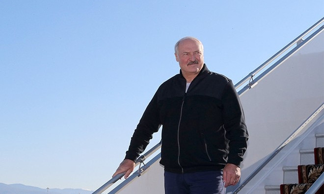 "Как крысы разбежались", - Лукашенко летал над протестующими на вертолете с сыном (ВИДЕО)