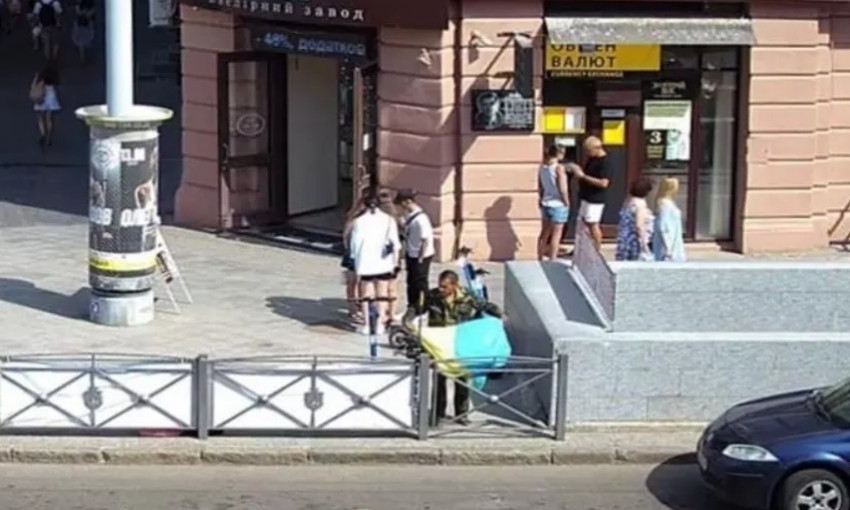 В Одессе бездомный украл флаг, чтобы повесить его в столовой для таких, как он (ФОТО)