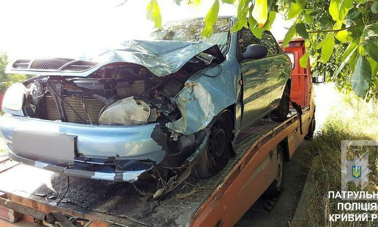 Водитель бросил авто после ДТП: в Кривом Роге Daewoo вылетела с дороги прямо в дерево