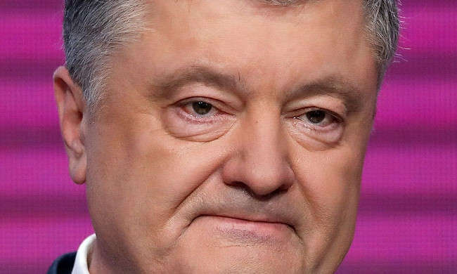 Порошенко забросали яйцами на собственном же "Майдане" (ВИДЕО)