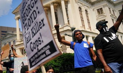 В США коп снова застрелил темнокожего, вспыхнули новые проетсты (ФОТО, ВИДЕО)