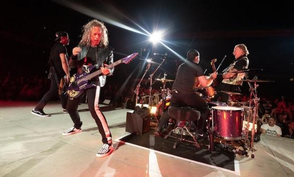 Группа Metallica исполнила песню Виктора Цоя