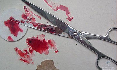 Во время застолья криворожанка получила 4 удара ножницами в живот