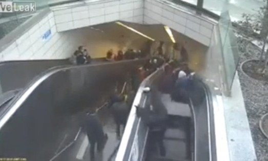 Ступени эскалатора рухнули вниз, зажевав пассажира метро