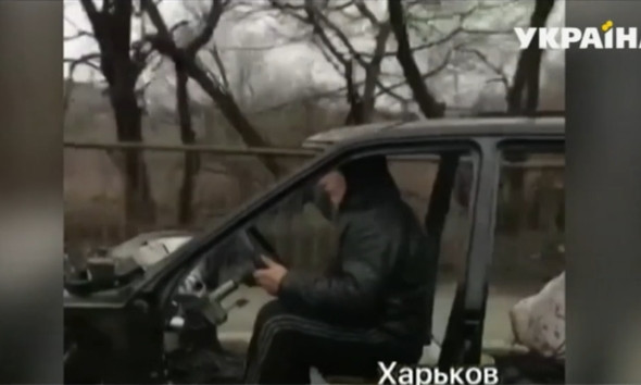 В Харькове заметили водителя на табуретке: видео вызвало смех в сети