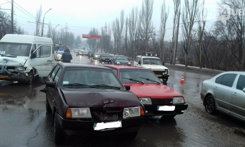 В тройном ДТП пострадала пассажир маршрутки и водитель авто