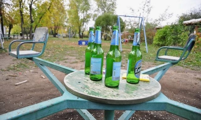 В Кривом Роге на детской площадке задержали мужчину с холодным оружием