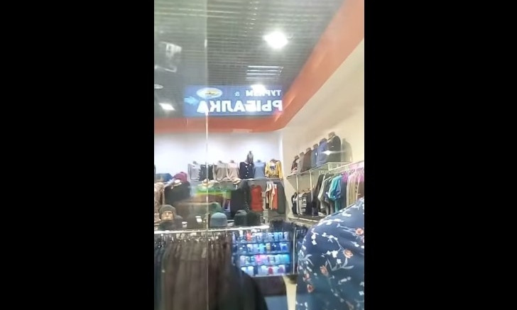 Курьез в ТЦ Харькова: сбежавшую обезьяну ловили, а она уворачивалась и переворачивала манекены (ВИДЕО)