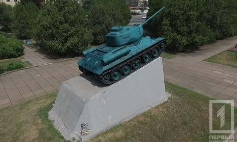 Танку Т-34 в Кривом Роге вернули родной цвет