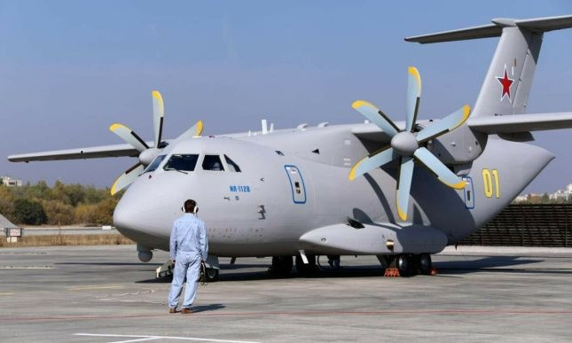 Под Москвой загорелся в воздухе и рухнул новейший военно-транспортный самолет: из экипажа никто не выжил (ВИДЕО)