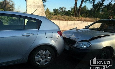 На одном из мостов Кривого Рога столкнулись несколько машин