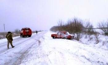 На Днепропетровщине спасатели из снега вытаскивали школьный автобус