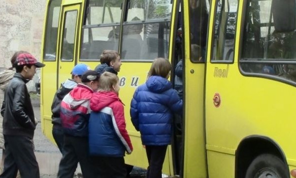 Криворожане собирают подписи за льготный проезд для школьников