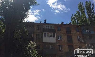 Полицейские спасли криворожанку, которую годовалый сын закрыл на балконе