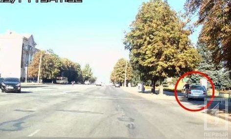 Бывший депутат Долгинцевского райсовета Кривого Рога от "Партии регионов" наехал на молодого мужчину с ребенком на тротуаре