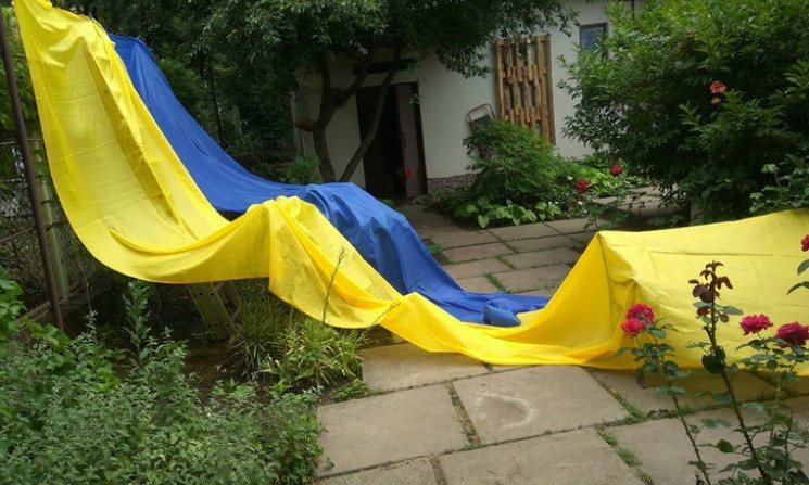 На самых высоких точках Кривого Рога русские патриоты развесили украинские флаги