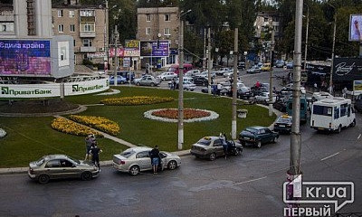 В Кривом Роге бастующие таксисты перекрыли движение на кольце 95 квартала