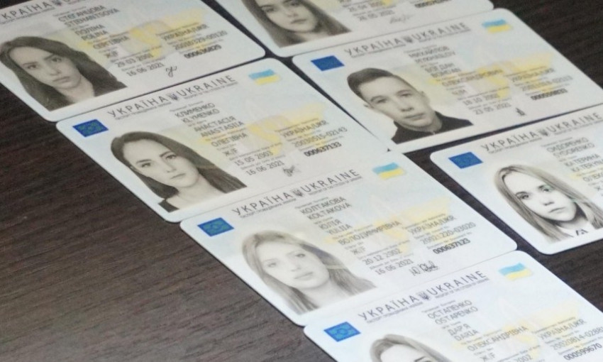 Cемеро криворожан ко Дню Конституции получили ID-паспорта